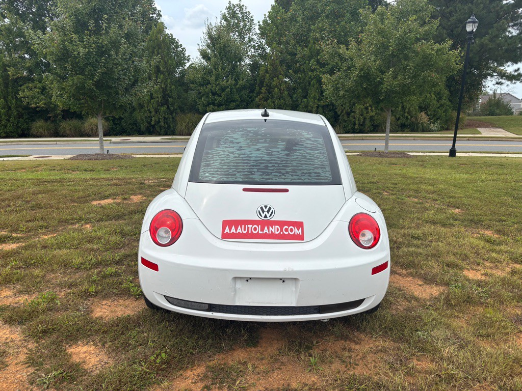 2010 Volkswagen Beetle Image 2