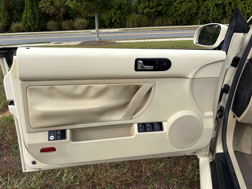 2004 Volkswagen Beetle Image 12