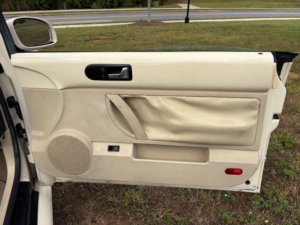 2004 Volkswagen Beetle Image 15
