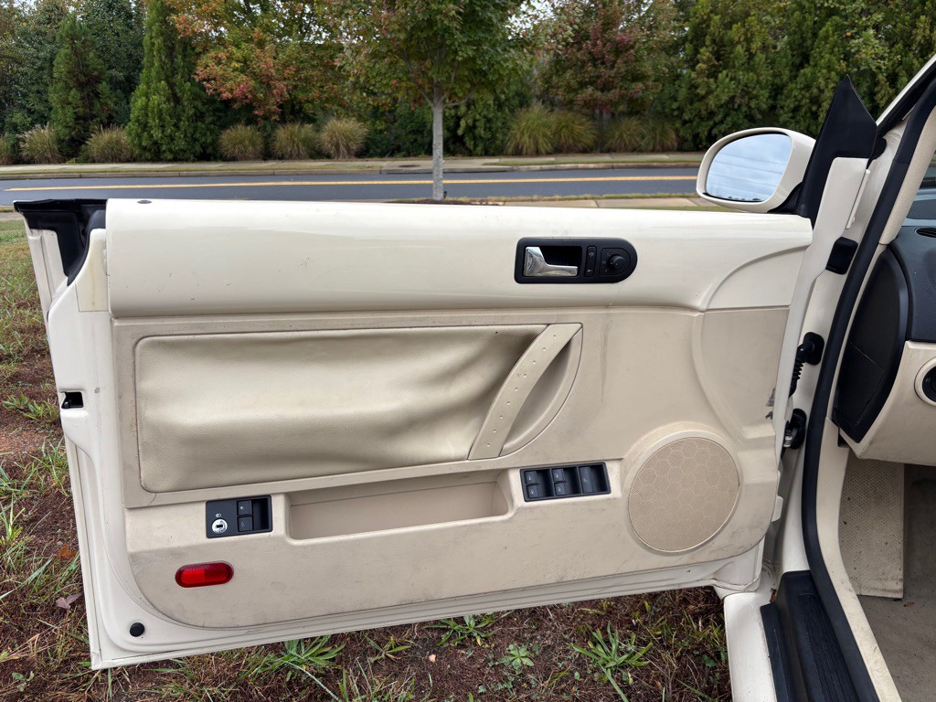 2003 Volkswagen Beetle Image 9