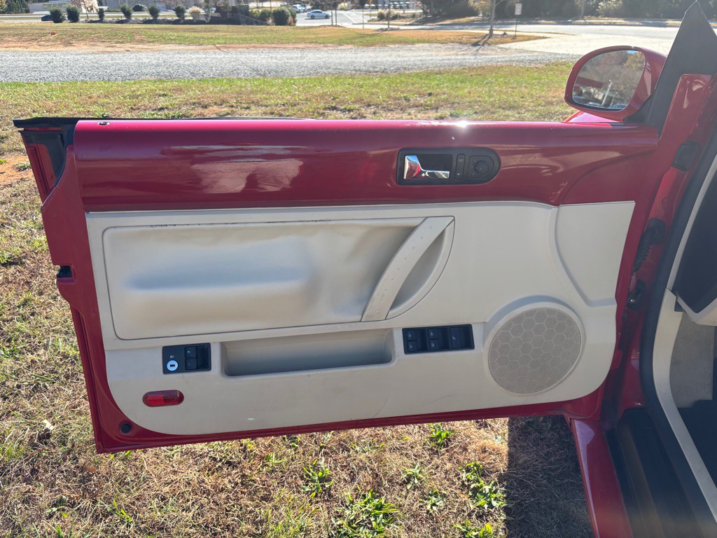 2008 Volkswagen Beetle Image 11