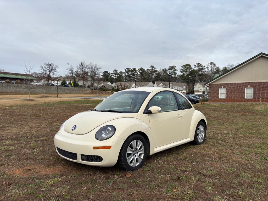 2010 Volkswagen Beetle Image 1