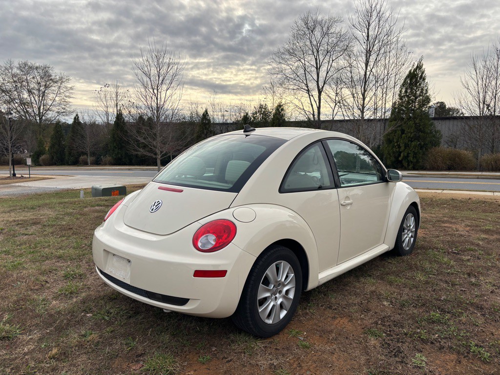 2010 Volkswagen Beetle Image 5