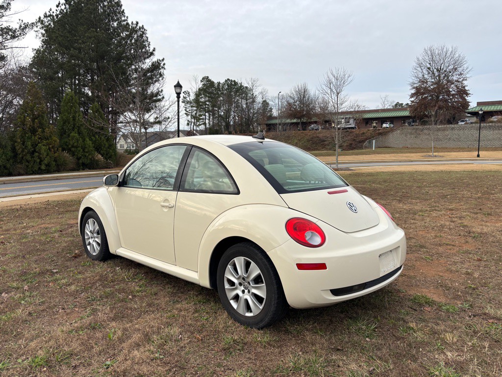 2010 Volkswagen Beetle Image 7