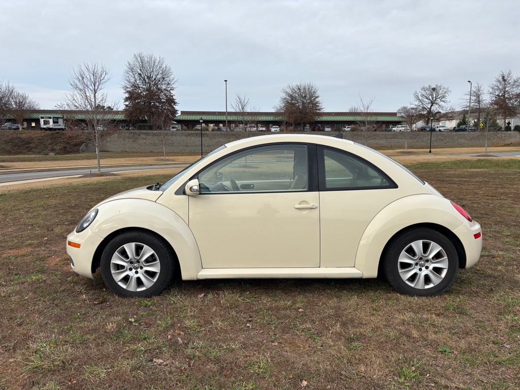 2010 Volkswagen Beetle Image 8