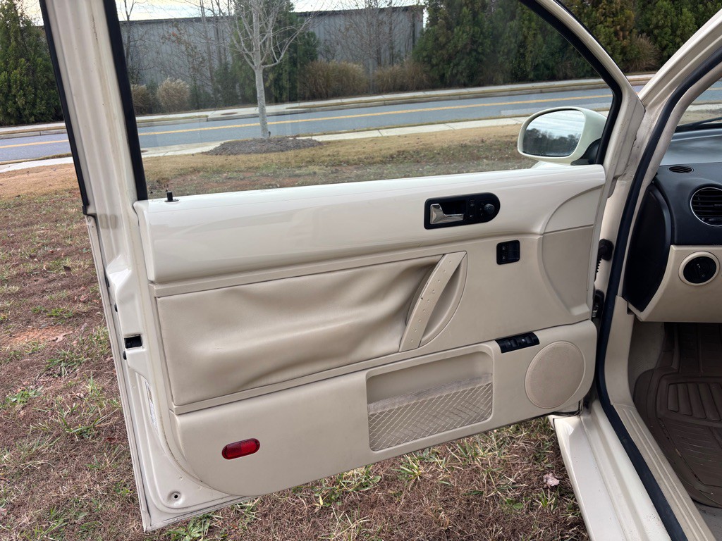 2010 Volkswagen Beetle Image 9