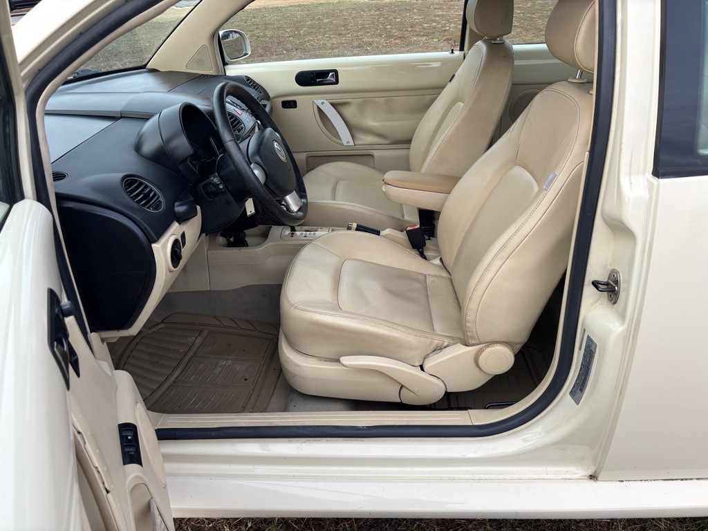 2010 Volkswagen Beetle Image 11