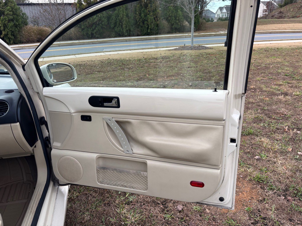 2010 Volkswagen Beetle Image 12