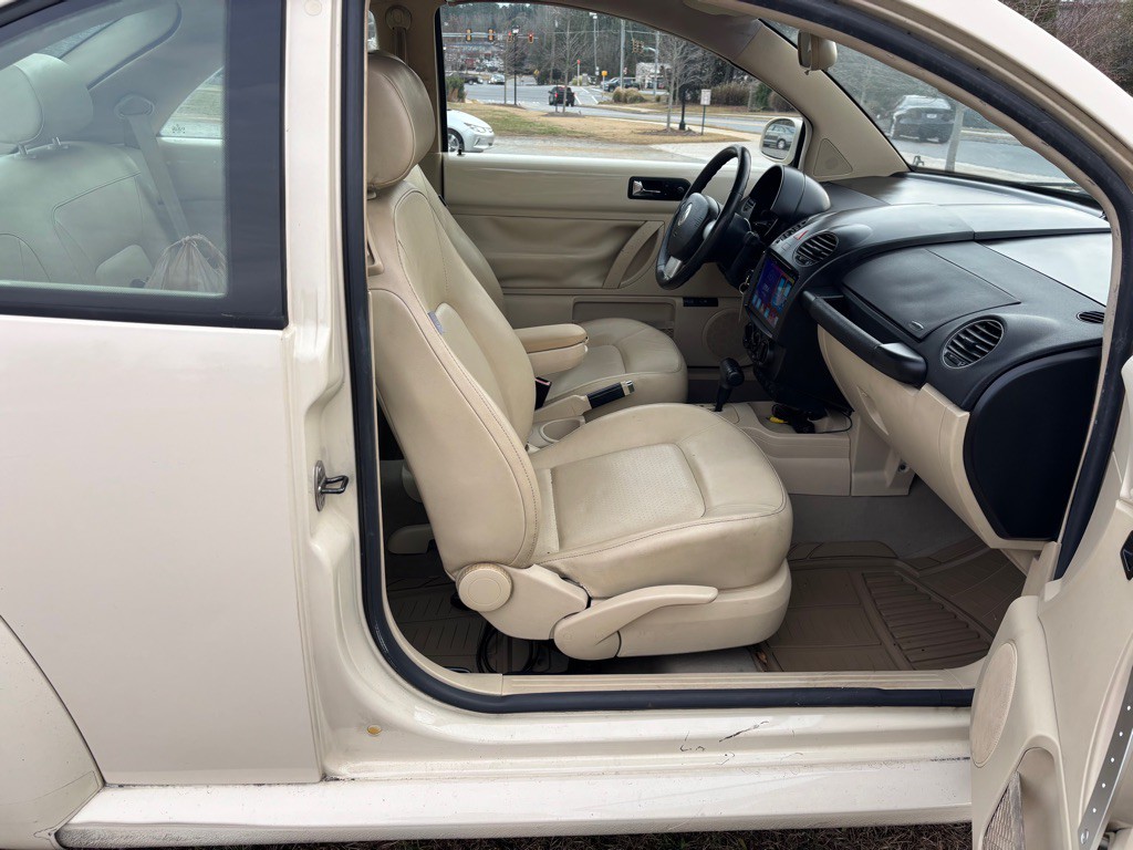 2010 Volkswagen Beetle Image 13