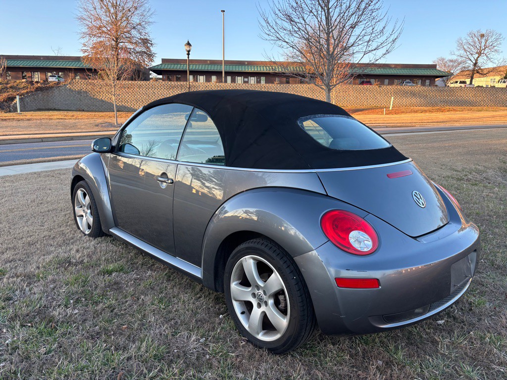 2006 Volkswagen Beetle Image 8