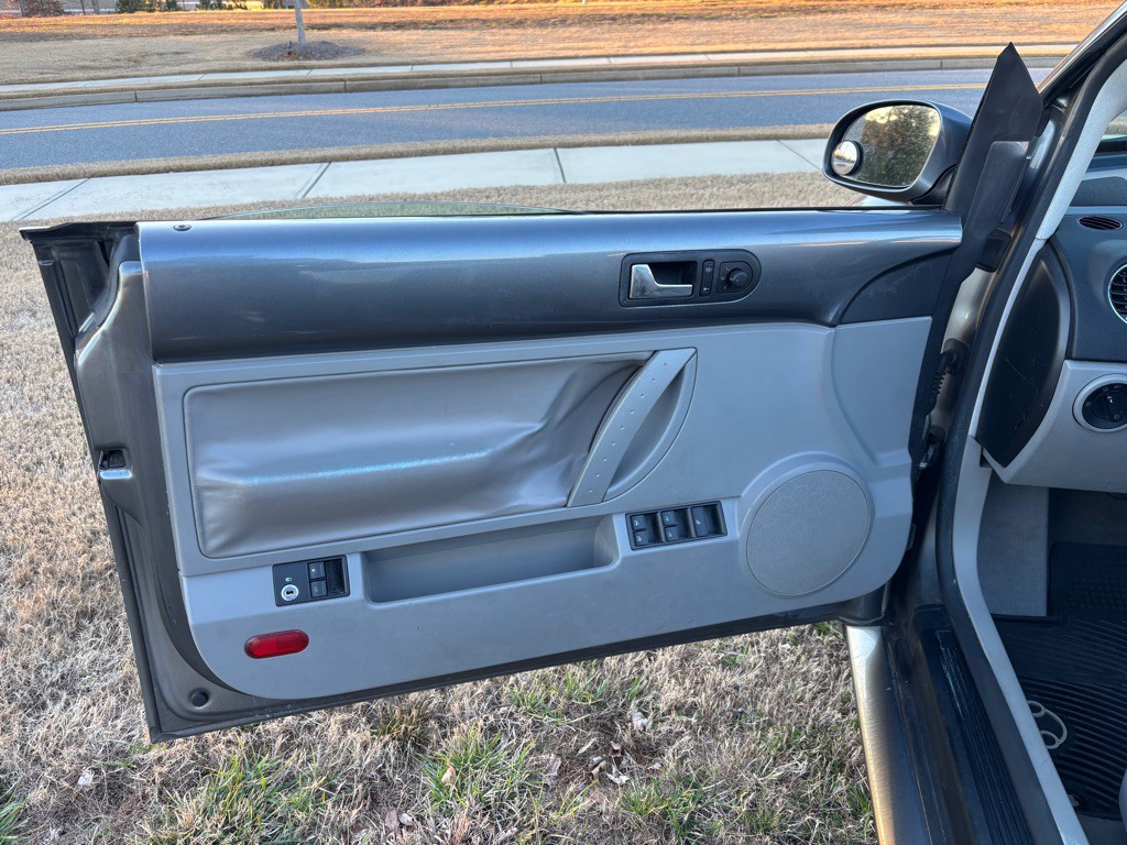 2006 Volkswagen Beetle Image 12