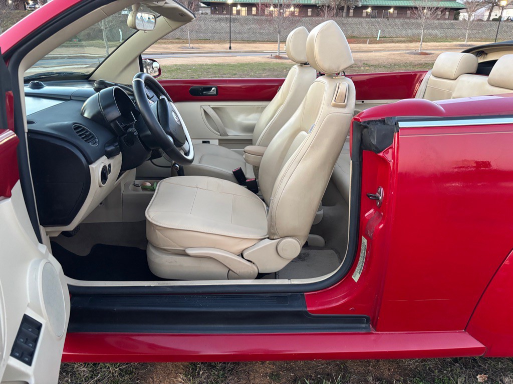 2008 Volkswagen Beetle Image 8