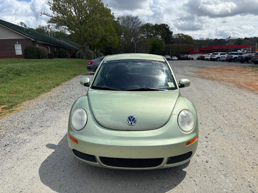 2010 Volkswagen Beetle Image 2