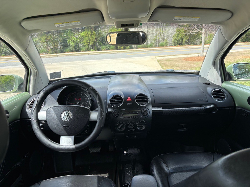 2010 Volkswagen Beetle Image 4