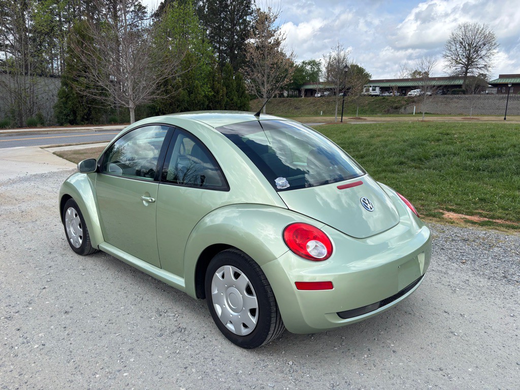 2010 Volkswagen Beetle Image 8