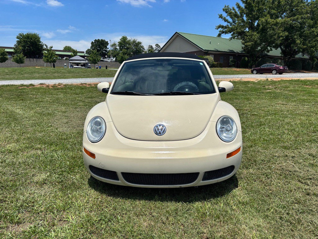 2008 Volkswagen Beetle Image 2