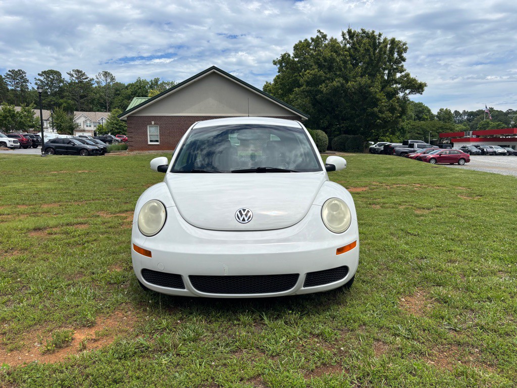 2010 Volkswagen Beetle Image 2