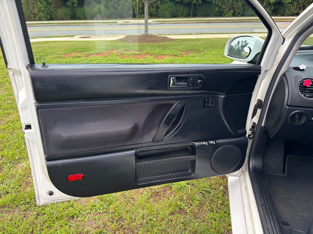 2010 Volkswagen Beetle Image 10