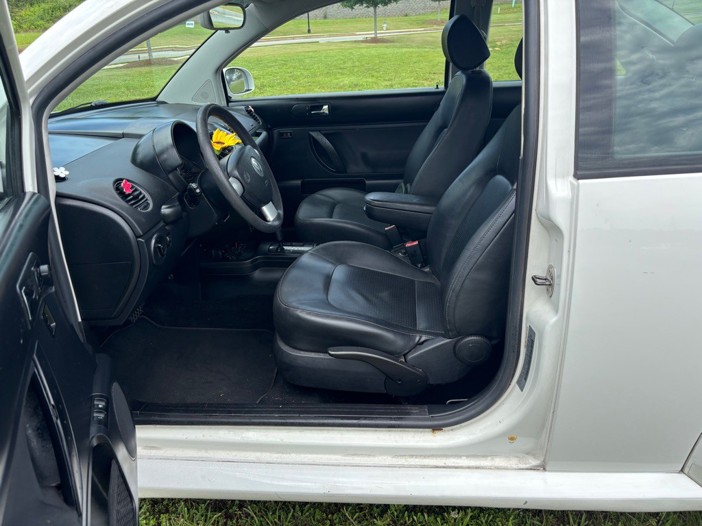 2010 Volkswagen Beetle Image 11