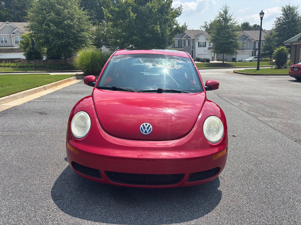 2010 Volkswagen Beetle Image 2