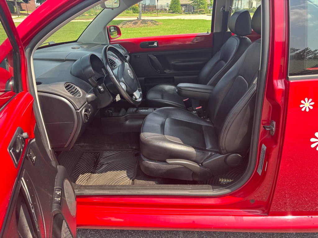 2010 Volkswagen Beetle Image 11