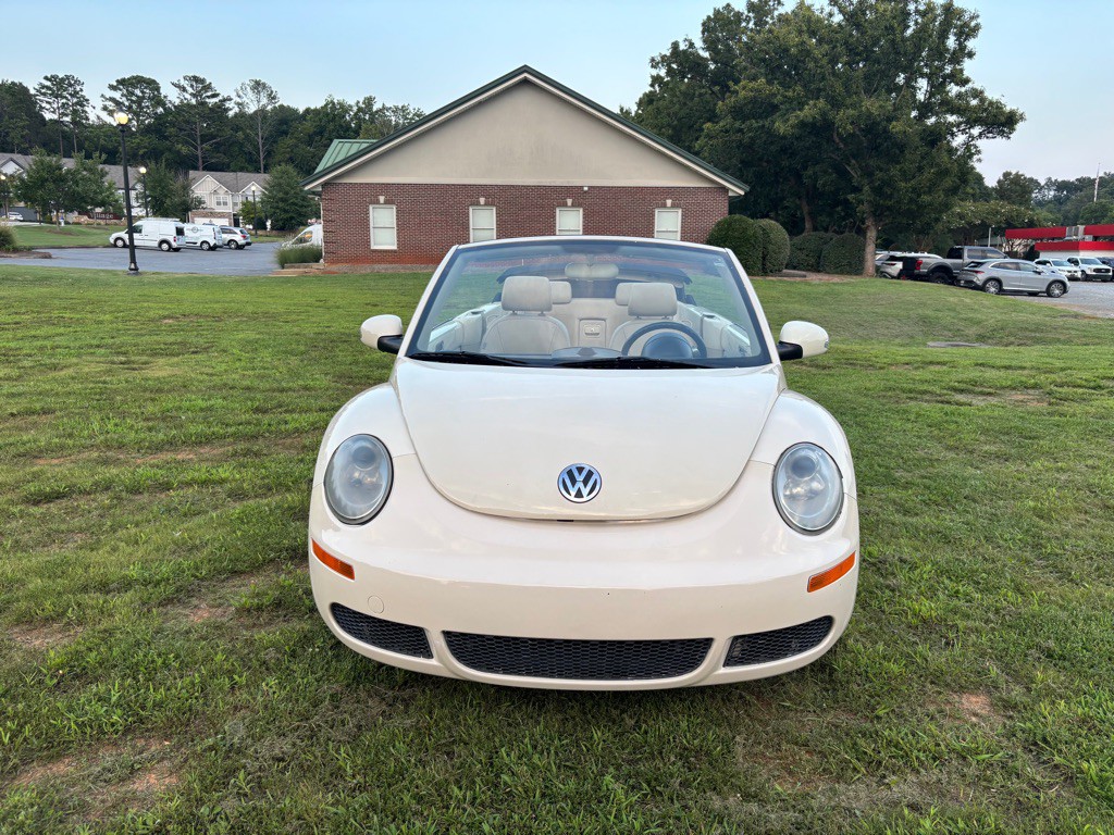 2010 Volkswagen Beetle Image 2