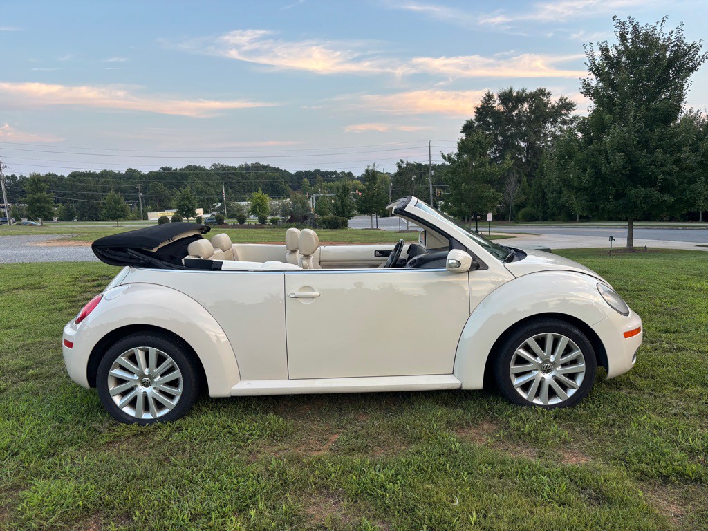 2010 Volkswagen Beetle Image 5