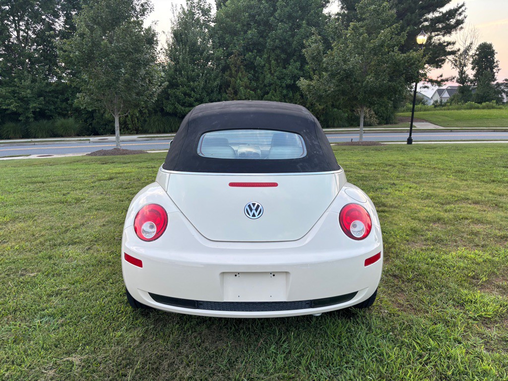2010 Volkswagen Beetle Image 11