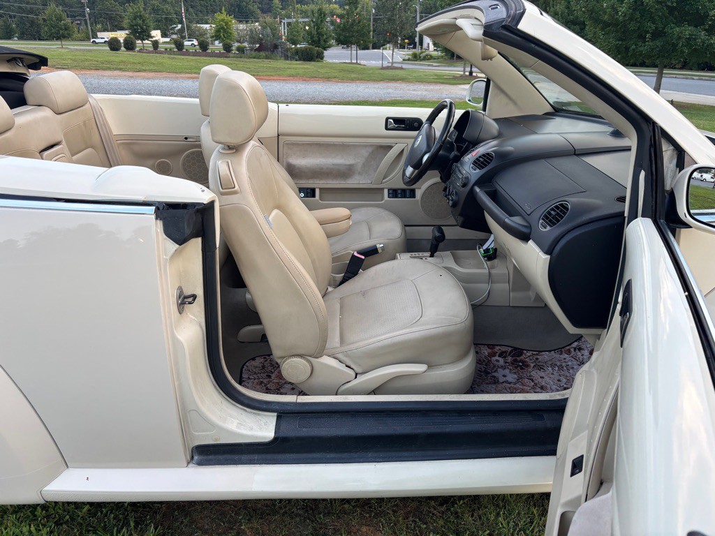 2010 Volkswagen Beetle Image 15