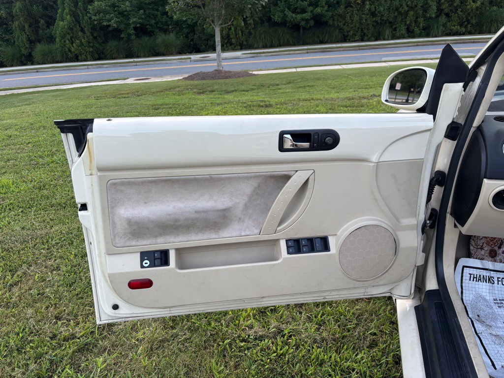 2010 Volkswagen Beetle Image 17