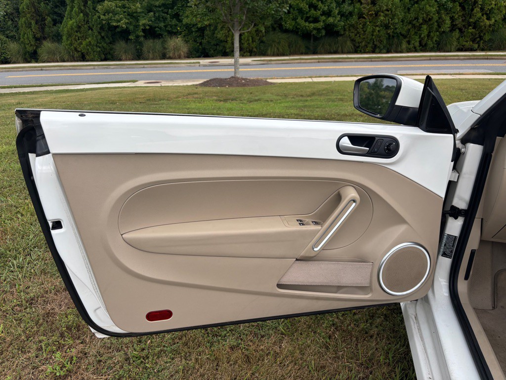 2013 Volkswagen Beetle Image 9