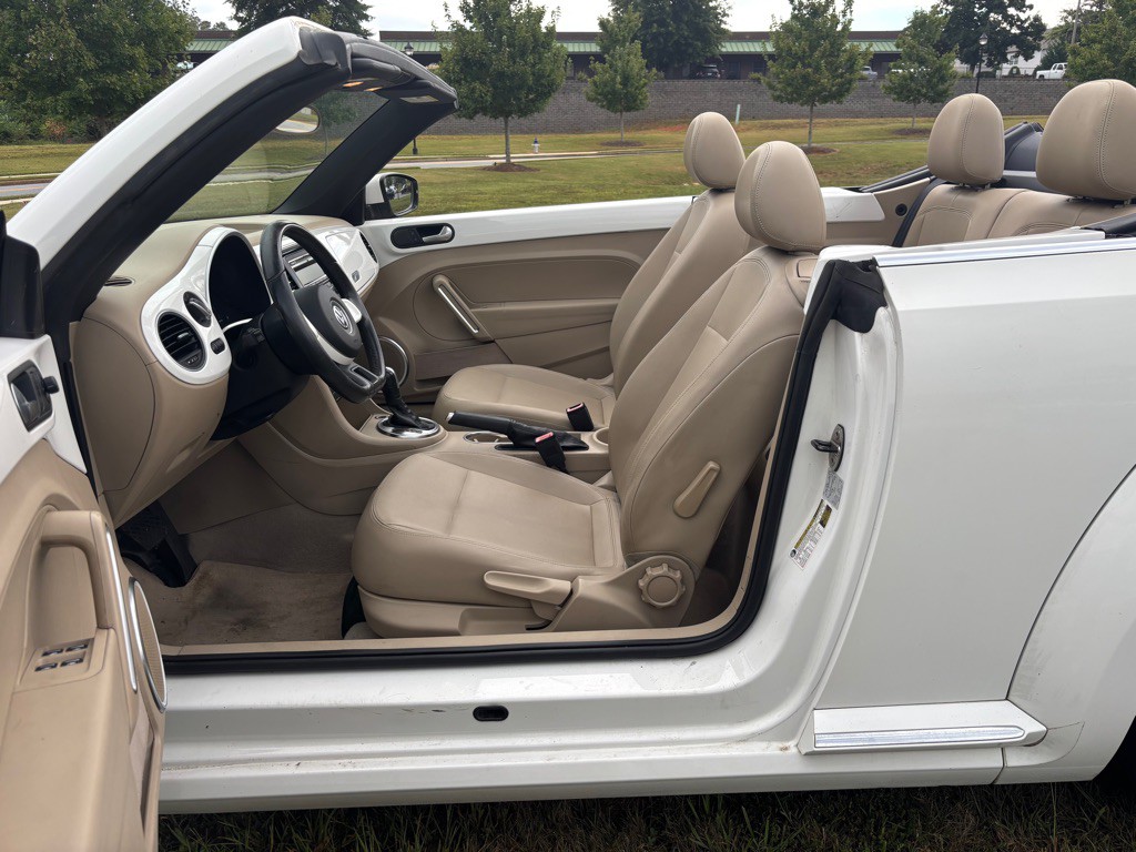 2013 Volkswagen Beetle Image 10