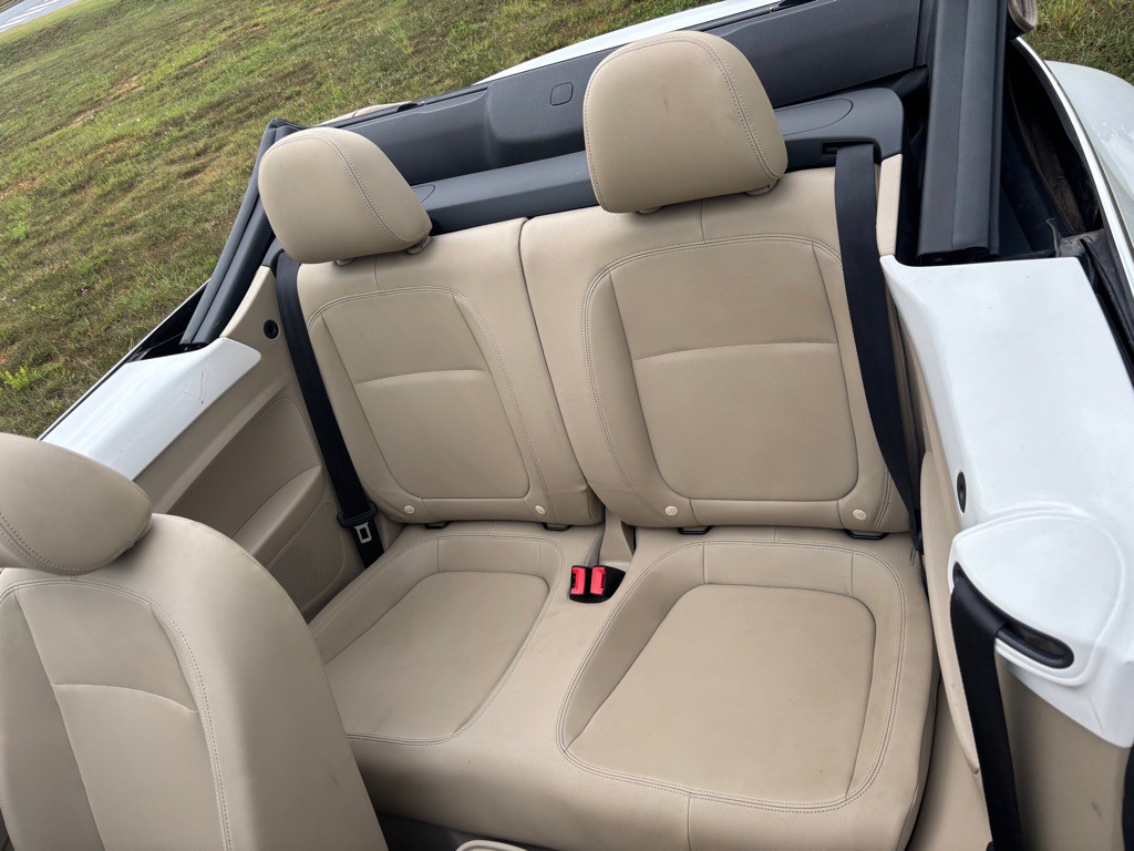 2013 Volkswagen Beetle Image 11