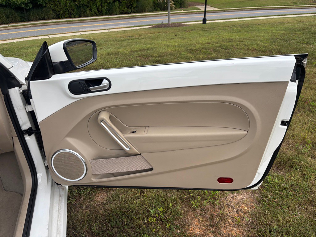 2013 Volkswagen Beetle Image 13