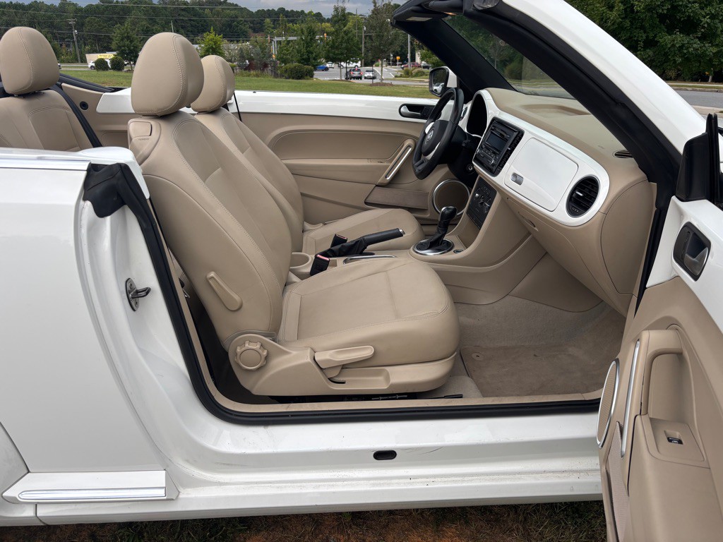 2013 Volkswagen Beetle Image 14