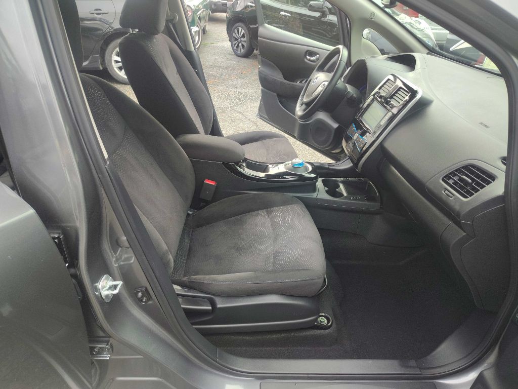 2015 Nissan Leaf Image 16