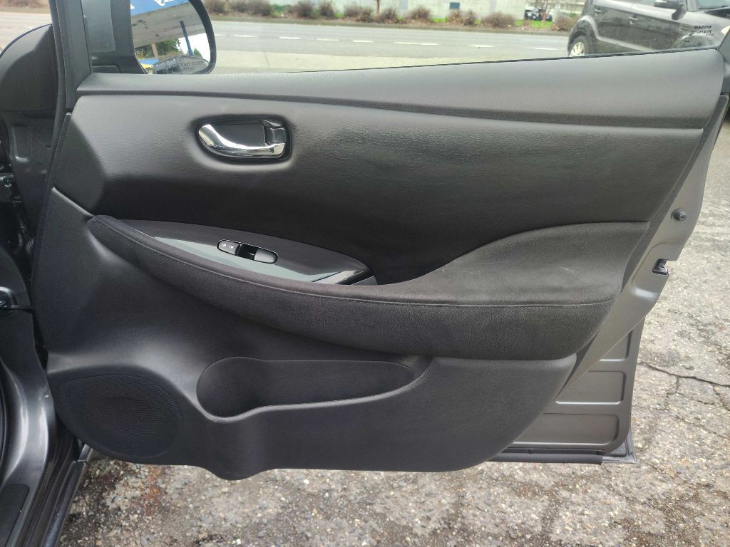 2015 Nissan Leaf Image 24
