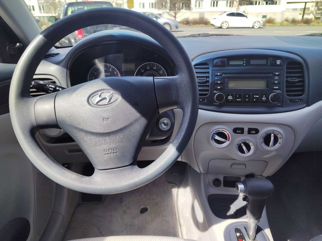 2007 Hyundai Accent Image 9