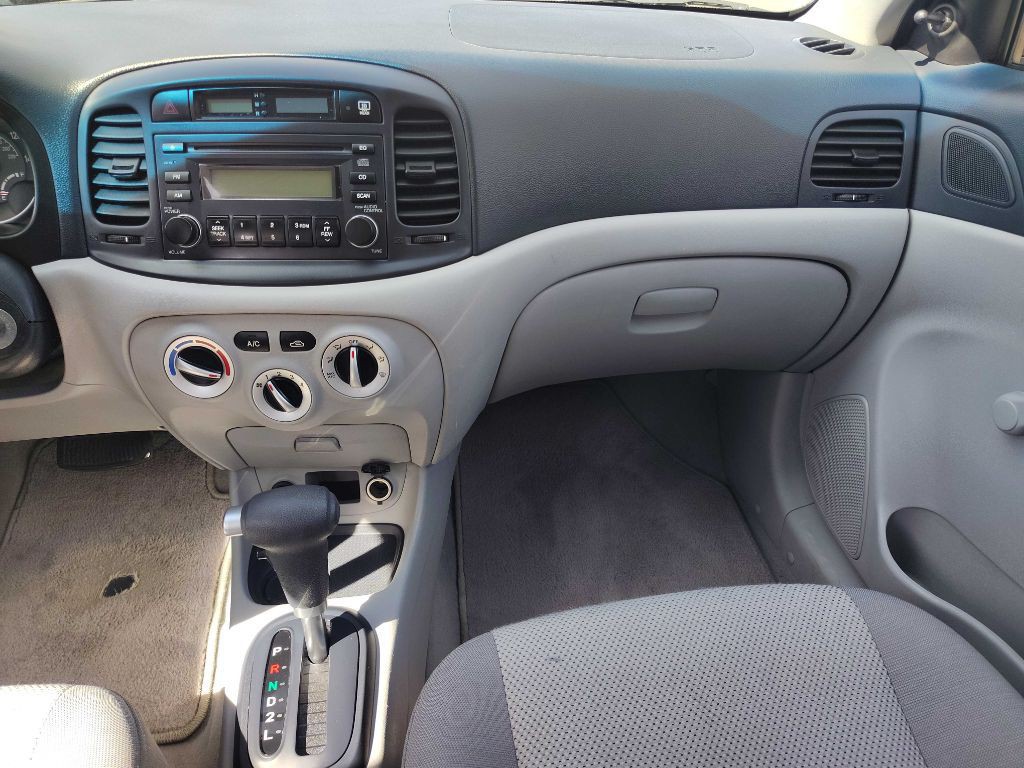 2007 Hyundai Accent Image 10