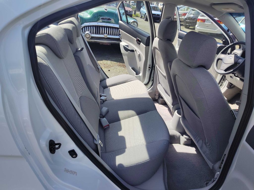 2007 Hyundai Accent Image 16