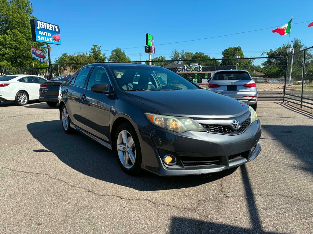 2013 Toyota Camry Image 2