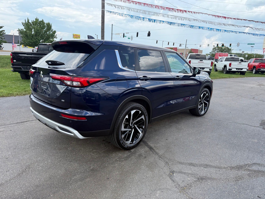 2022 Mitsubishi Outlander Image 7