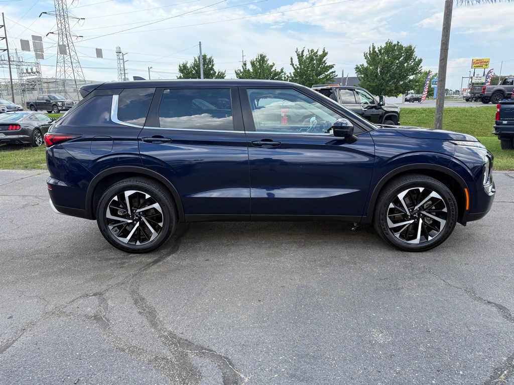 2022 Mitsubishi Outlander Image 8