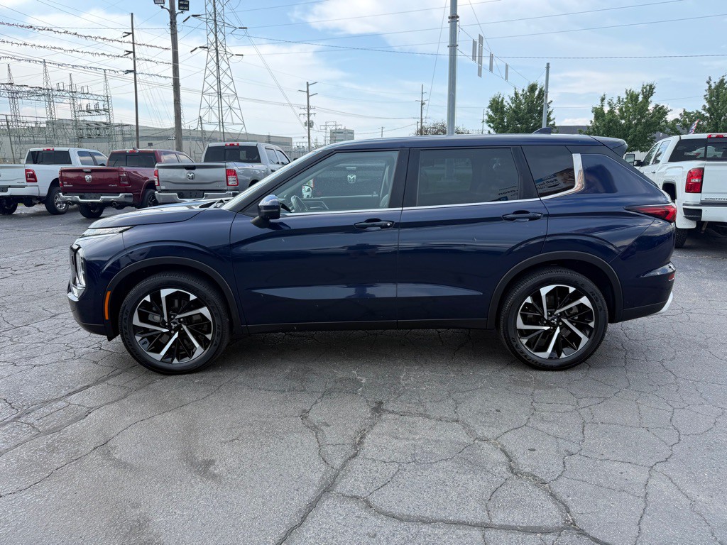 2022 Mitsubishi Outlander Image 9