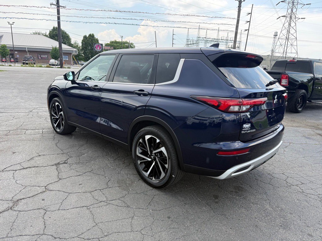 2022 Mitsubishi Outlander Image 10