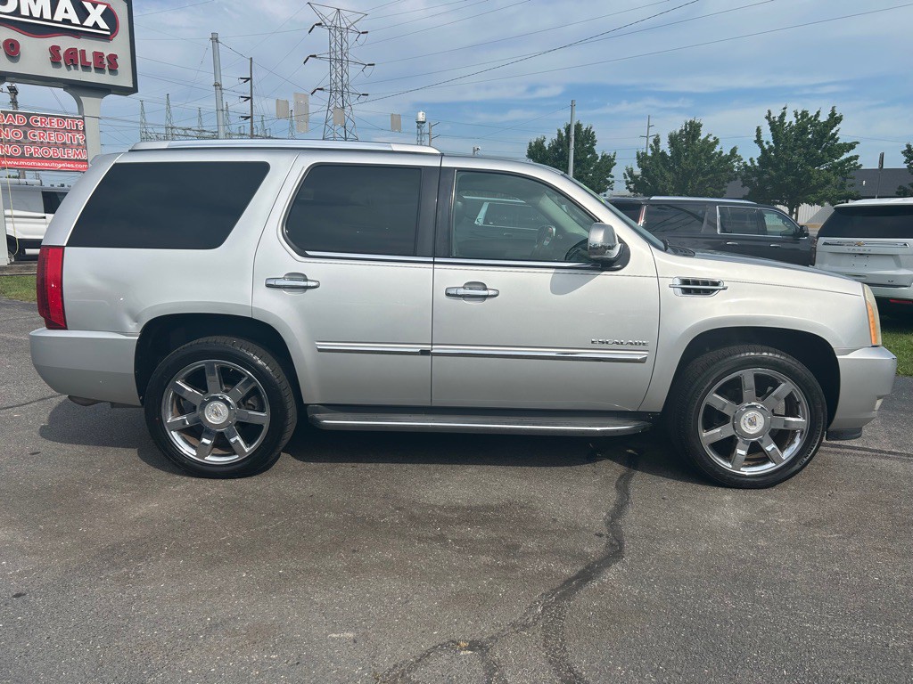 2010 Cadillac Escalade Image 10