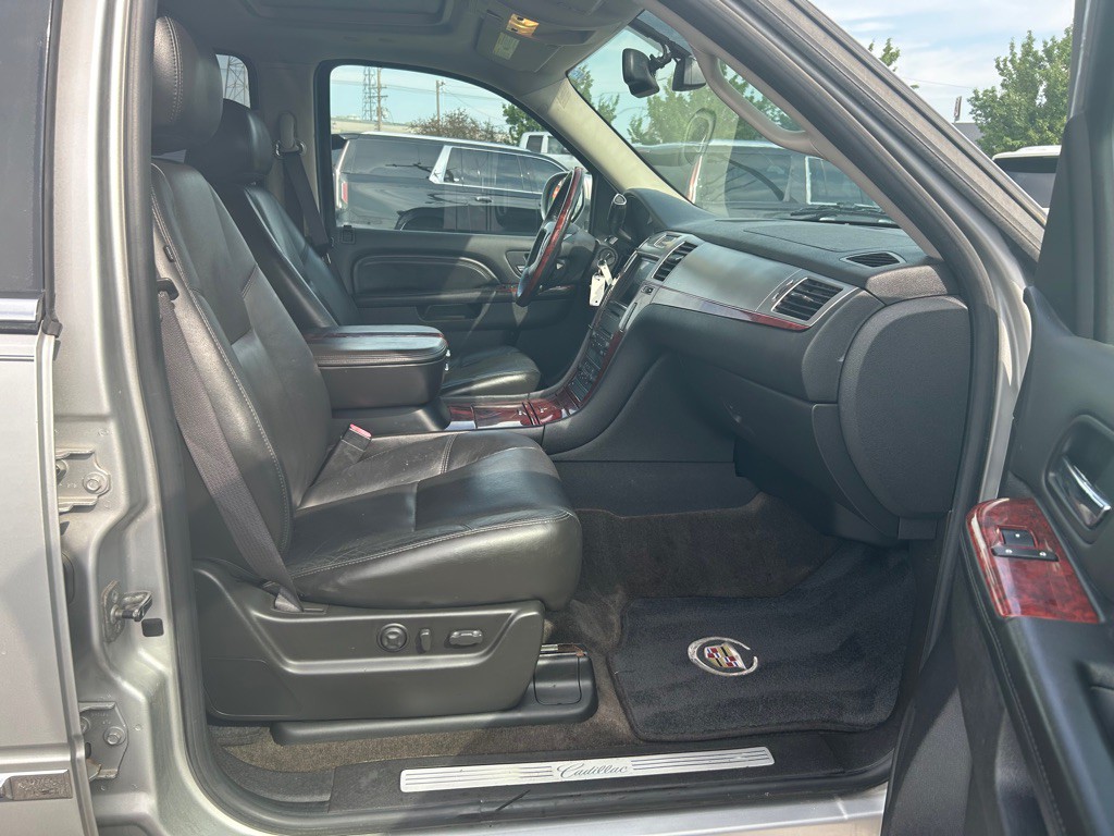 2010 Cadillac Escalade Image 11
