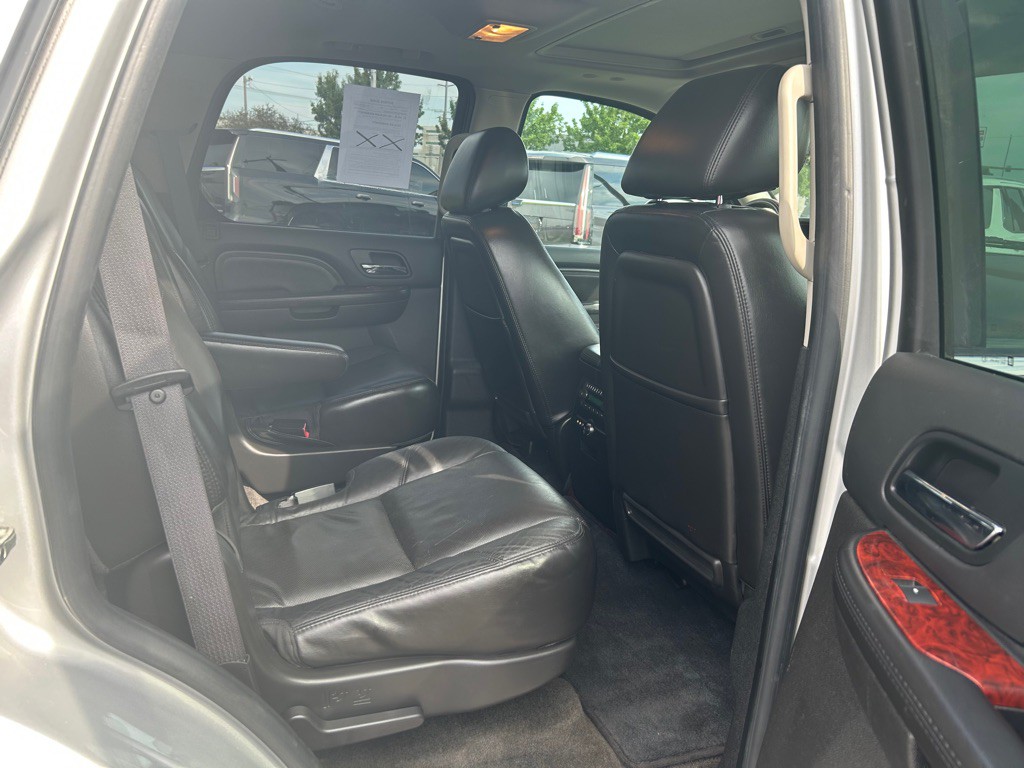 2010 Cadillac Escalade Image 12