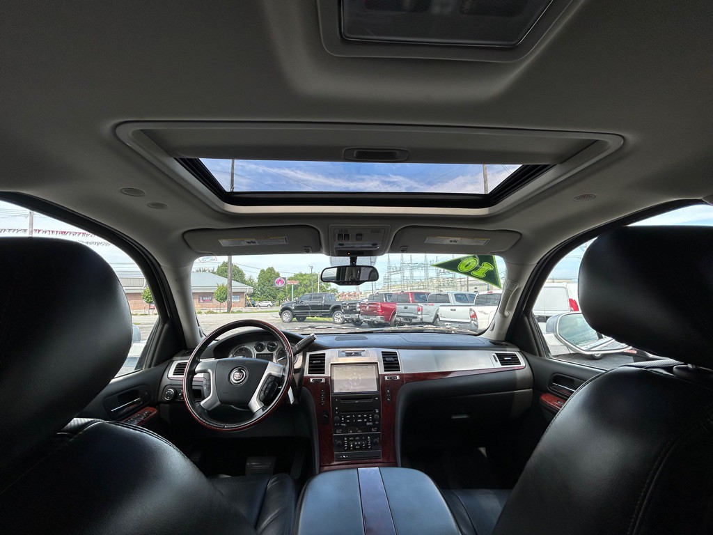 2010 Cadillac Escalade Image 21