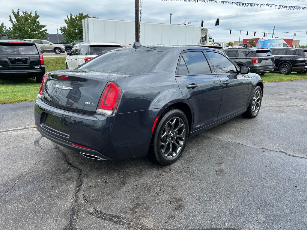 2018 Chrysler 300 Image 9